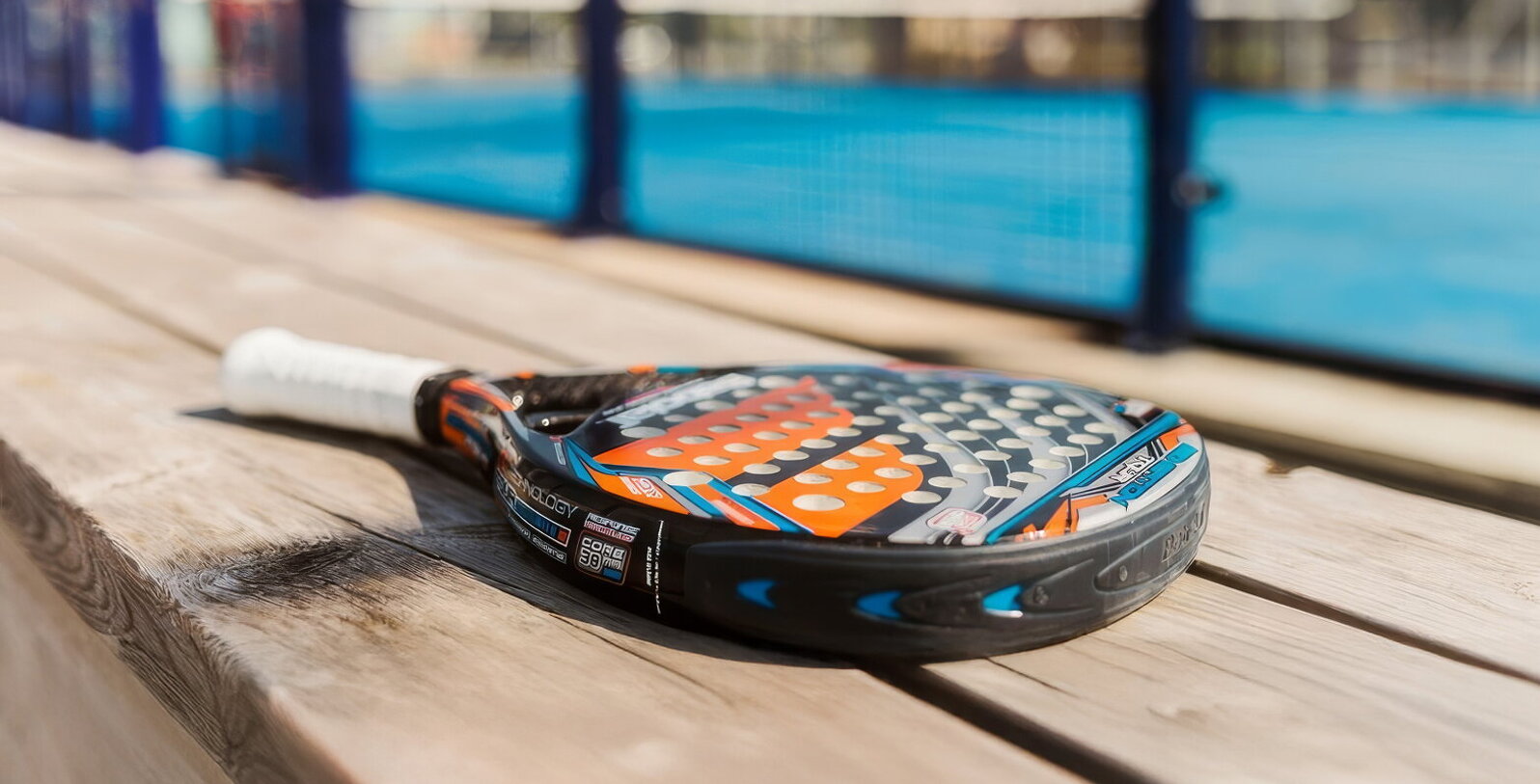 Bild på ett padelracket.