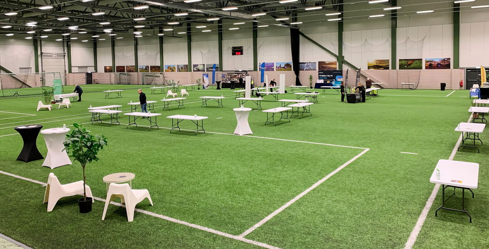 Bild på inomhusplanen i Sparbankshallen. Ännu tomt på folk innan alla besökare dök upp på utbildningsmässan.