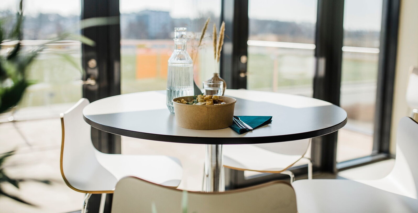 Bild på ett konferensbord. På bordet fins en lunch framdukad.