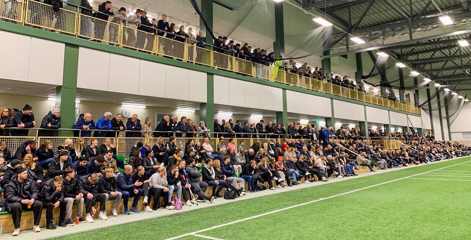 Bild på en av läktarna vid konstgräsplanen inne i Sparbankshallen.