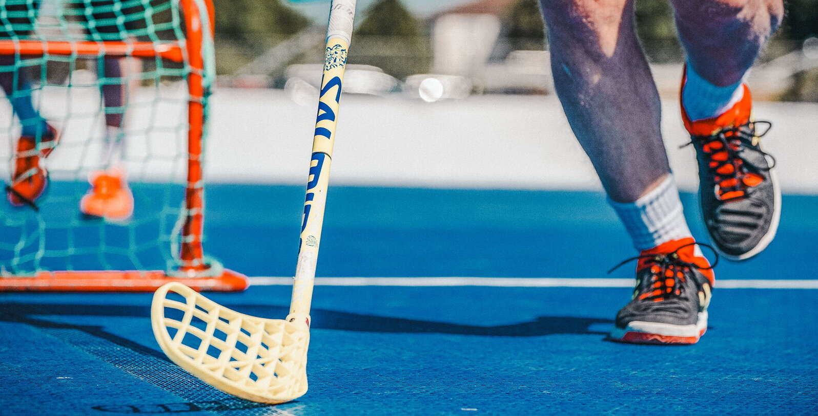 Bild på en innebandyspelare som spelar på Multisportarnenan vid Bromölla Fritidscenter.