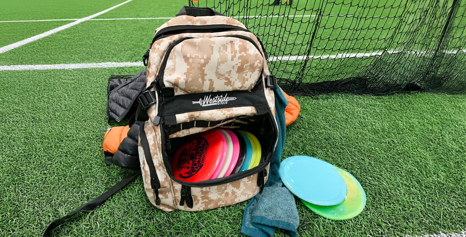 Bild på en väska fylld med olika sorters discar som används i sporten discgolf.