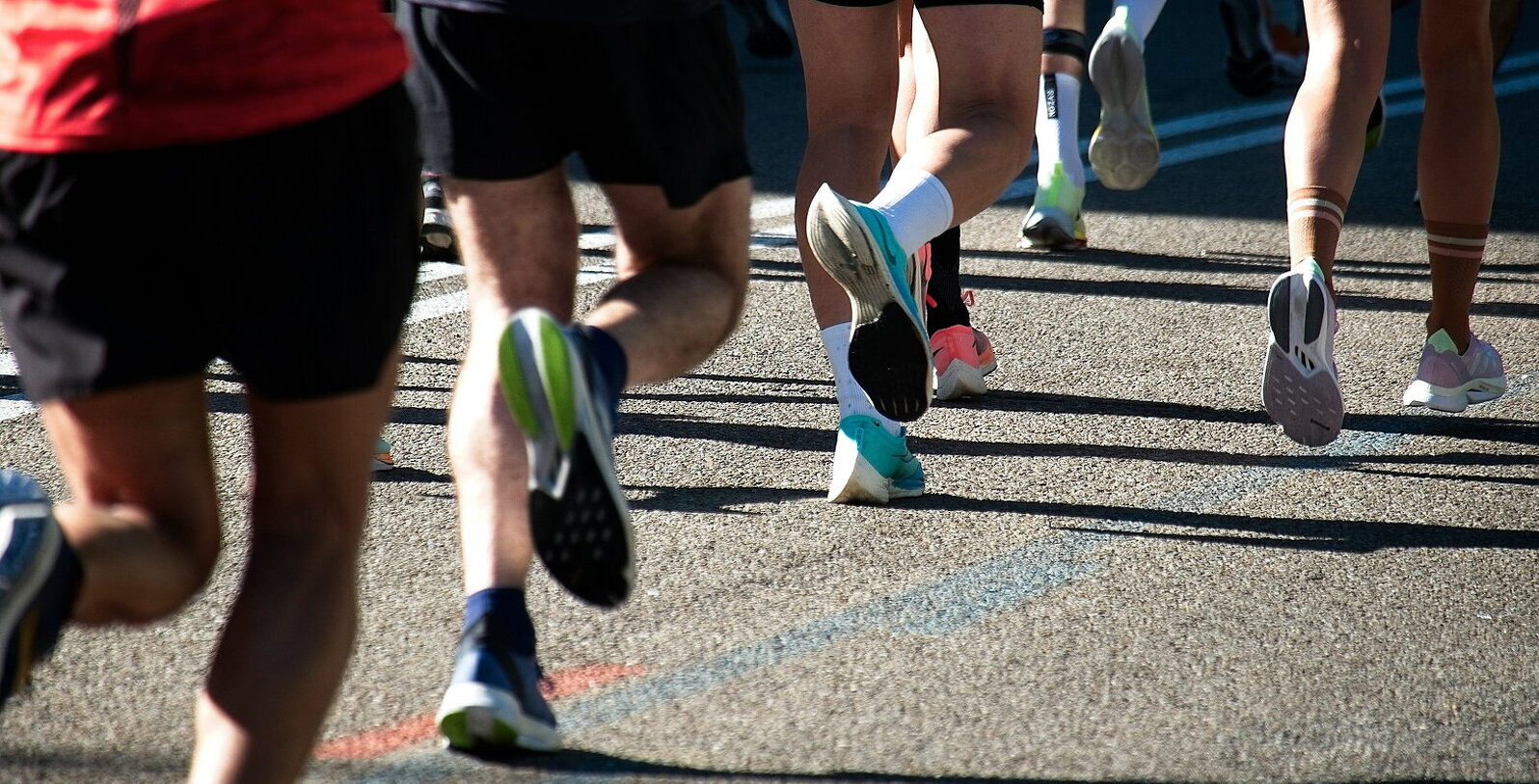 Bild på människor som springer på en väg.